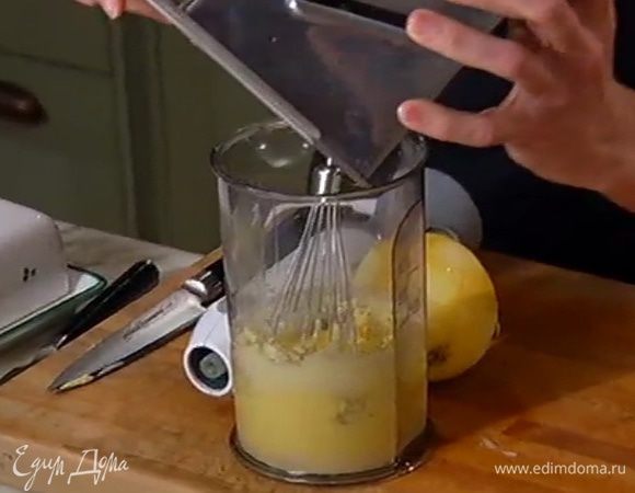 Добавить лимонную цедру, разрыхлитель и часть муки, все перемешать, влить лимонный сок и продолжать взбивать миксером на небольшой скорости.