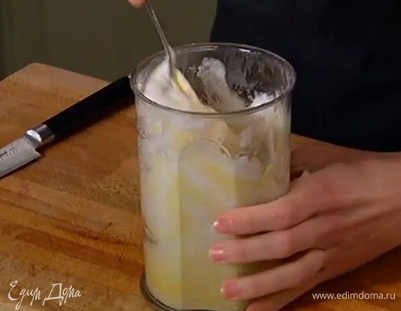 Белок взбить в плотную воздушную массу и вмешать в тесто ложкой.