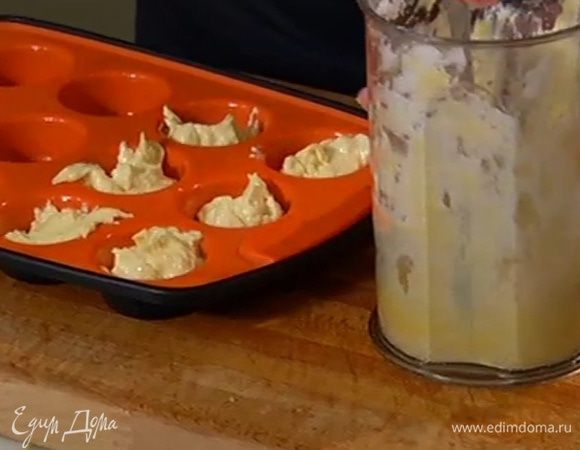 Формы для маффинов смазать растительным маслом и выложить тесто, заполняя формы на 2/3 объема.