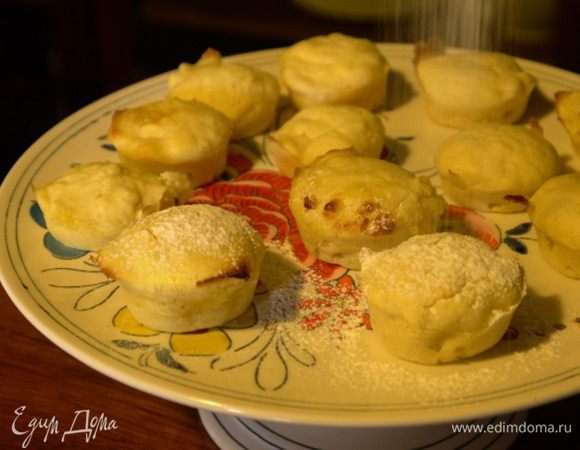 Готовые маффины посыпать сахарной пудрой.