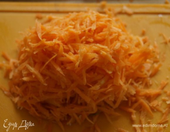 Предварительно отварить свинину. Морковку натереть на крупной терке (можно использовать терку как для морковки по корейски).