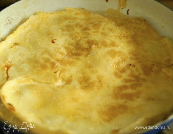 Яйца взбить вилкой, немного посолить и вылить данную смесь на разогретую сковороду смазанную растительным маслом. Поджарить блинчик с двух сторон.