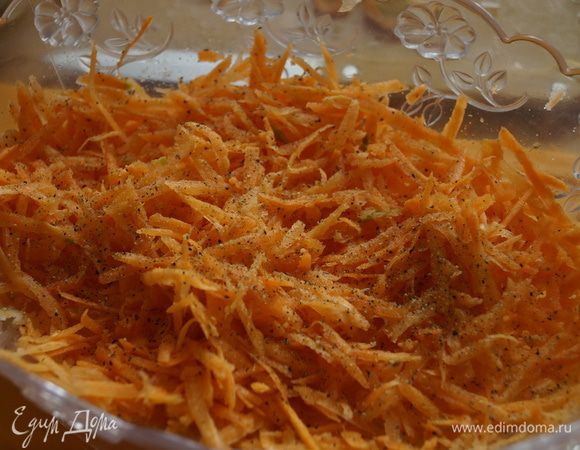 Отварное мясо и яичные блинчики порезать тонкой соломкой. Морковь сложить в салатницу, посолить, поперчить и добавить карри. Дать морковке немного постоять, пропитаться специями.