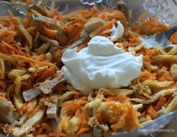 Смазать салат с майонезом и перемешать. Дать салату постоять минут 30. Подавать в порционной посуде. Приятного аппетита!!!