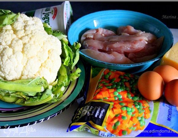 Подготовить продукты. Если хотите подавать запеканку с соусом, подготовьте для него дополнительно: Белый йогурт, соль, перец, зелень, выжатый чеснок.