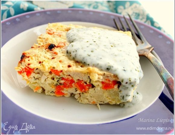 Отправляем в духовку разогретую до 200 гр на 1 час. Через час снимаем фольгу, поднимаем температуру, включаем гриль и даём верхушке подрумяниться не более 10 минут, может пересохнуть. Достаём, закрываем той же фольгой и даём окончательно склеиться. Смешиваем составляющие соуса (делайте на свой вкус) и поливайте запеканку.