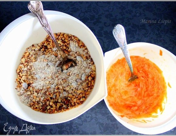 В одной миске смешиваем: оба вида муки, соль,  сахар, порошок для выпечки, соду, клюкву, раздробленные орехи.
В другой: масло, яйца, йогурт, морковь.