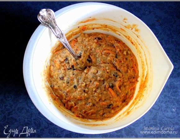 Добавляем "мокрые" ингредиенты в "сухие". Аккуратно перемешиваем.