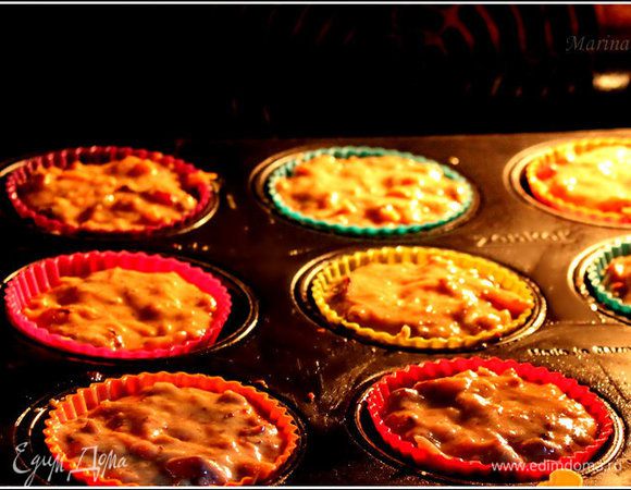 Раскладываем по формочкам практически до краёв. 
И запекаем ок 30 минут при 180 гр, на полке ниже средней. Пока верхушка не станет красиво-румяной.