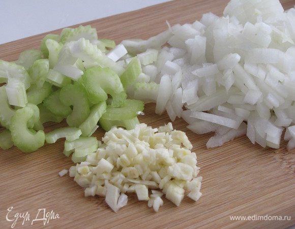 Лук и чеснок очистить и измельчить, сельдерей мелко нарезать.