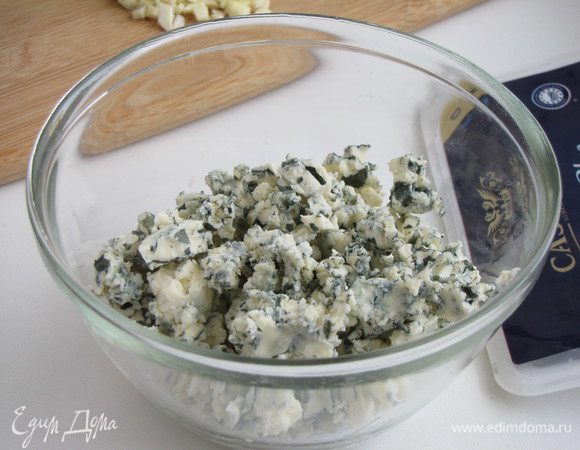 Сыр размять вилкой в среднюю крошку.