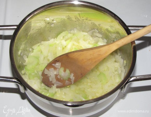 Разогреть в сотейнике сливочное и оливковое масло, положить лук, чеснок и сельдерей и обжарить, время от времени помешивая, 4 минуты.