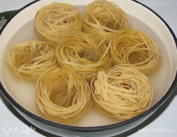 Гнезда выложить в большую сковороду, влить горячую подсоленную воду так, чтобы гнезда были только покрыты и варить 6-7 минут.