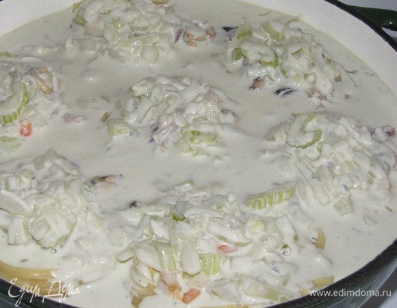 Залить сметанно-сырным соусом и прогреть 2 минуты под крышкой.