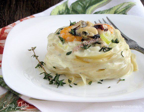 С помощью широкой лопатки переложить гнезда на тарелки, полить оставшимся в сковороде соусом и посыпать измельченным тимьяном. Сразу же подавать. Приятного аппетита!