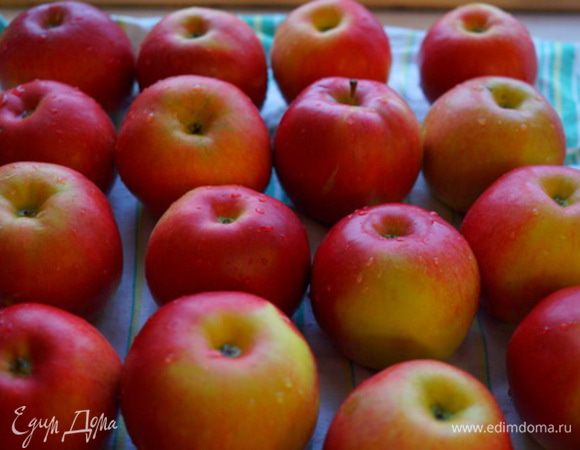 Для приготовления этого десерта берем вкусные кисло - сладкие крупные яблоки. Почистить и порезать их дольками.