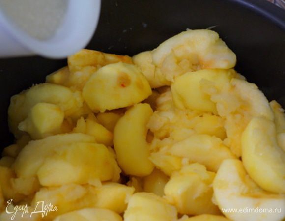 В ароматное масло закладываем подготовленные яблоки и начинаем тушить их, добавляем воду и сахар, перемешиваем не снимая с огня...