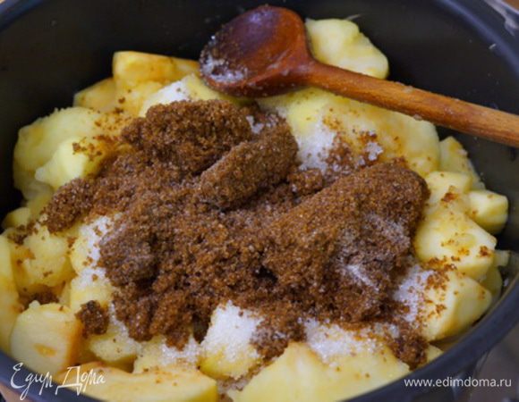 Добавляем коричневый сахар. 