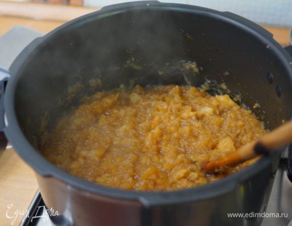 Выпариваем влагу, постоянно помешивая, не давая подгореть яблочному пюре. Если есть яблочные комочки ( у меня яблоки одного сорта хорошо разваривались), их  нужно потолочь. Не забудем удалить коричную палочку, она уже достаточно хорошо ароматизировала яблочное пюре.