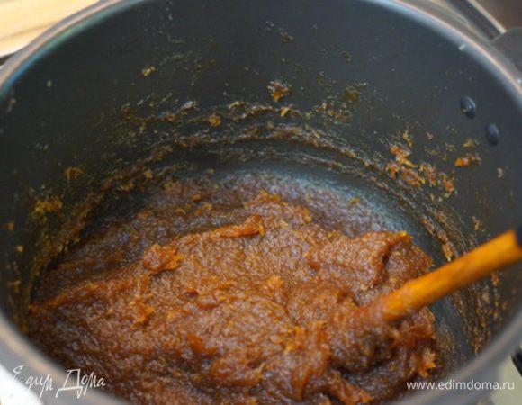 И вот влага практически выпарена, яблочная масса легко отделяется от стенки посуды и держит форму "горки".