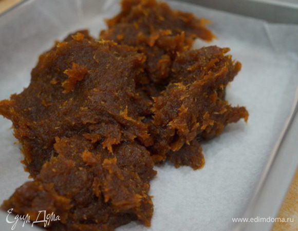 В подготовленную форму (застеленную пергаментом) выкладываем конфетную массу, 