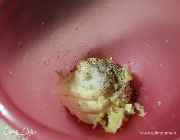 Для соуса чеснок потереть на мелкой терке, добавить майонез, соль и перец. Все хорошо перемешать.