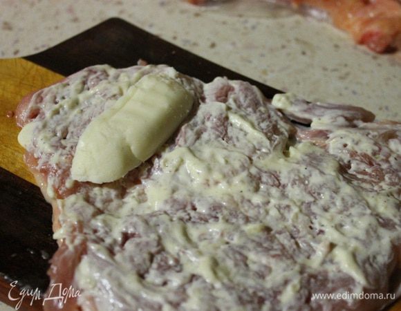 Смазать филе соусом, положить на каждое филе по пластинке сыра. Свернуть рулетом и перевязать кулинарным шпагатом.