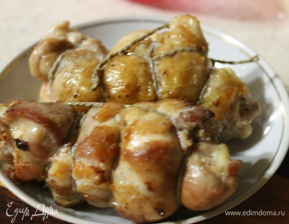 Обжарить полученные рулетики на раскаленной сковороде, до румяной корочки. Шпагат потом удалить.