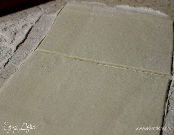 Слоеное тесто разморозить, слегка раскатать и разрезать на 2 квадрата.