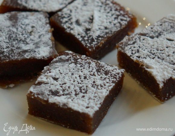 Утром разрезаем на ровные квадраты или ромбы, обваливаем в сахарной пудре.