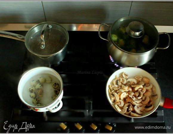 Ставим вариться: рис, брокколи, яйца.
Грибы режем тонкими пластинками и обжариваем. Если у вас антипригарная сковорода, то можно и на сухой. Я сбрызгиваю вот таким маслом из балончика. 
Соль и специи на ваш вкус. 