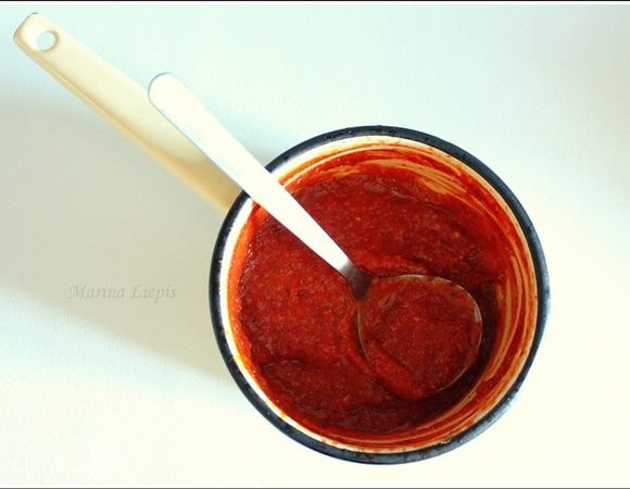 Соус: Помидоры вместе с соком нагреть в маленькой кастрюльке, добавить специи, выжать чеснок.
Можете добавить острый перец.
Размалываем блендером и томим на маленьком огне периодически помешивая, пока соус не загустеет.
Делайте больше, обалденный соус, хранится в холодильнике дней 5 точно. Можно добавлять в любое блюдо, хоть в макароны, хоть в суп....или просто намазывать на хлеб.