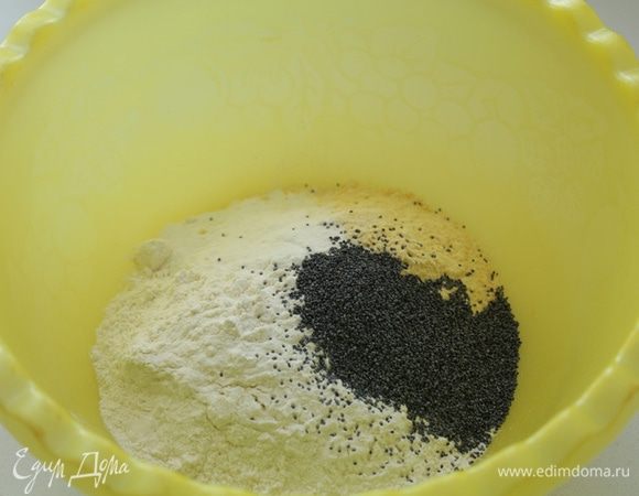 Смешиваем в миске пшеничную и кукурузную муку, добавляем разрыхлитель, мак.