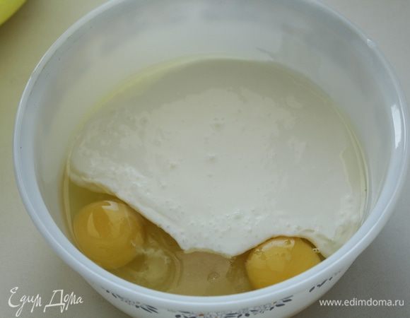 В другой миске размешиваем кефир с яйцами, сахаром и солью, лимонным соком и растительным маслом.