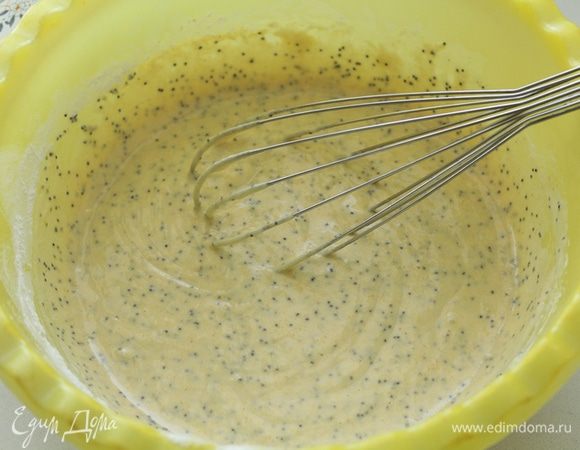 Кефирную смесь переливаем в муку и размешиваем, чтобы не осталось комочков. Накрываем миску с тестом полотенцем и оставляем на 30 минут.