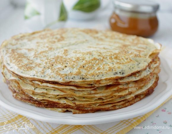 Тесто получается густоватым, но если вы хотите получить тонкие блинчики, то на этом этапе начинаем добавлять молоко до нужной вам консистенции. Мне пришлось добавить 100 мл молока до желаемого результата. Хорошенько прогреваем сковороду, смазываем кусочком сала, или можно взять половинку картофелины и обмакивать ее в растительном масле. Готовые блины смазываем кусочком сливочного масла.