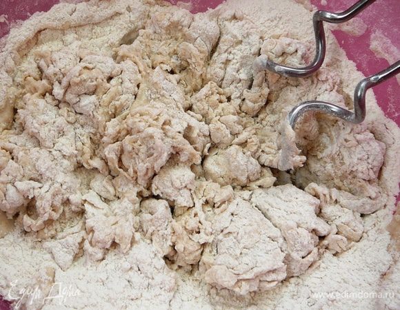 В большой миске смешать оба вида муки, добавить соль и дрожжи, влить мед, воду и пиво. Замесить тесто... (У меня ушло немного больше муки).