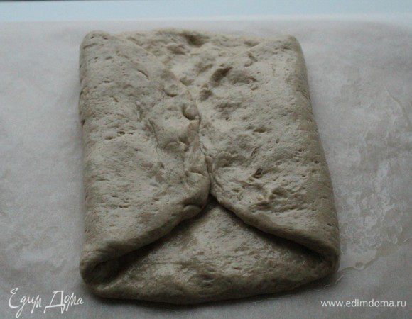 Завернуть два коротких края с центру и прижать, придавая тесту форму квадрата.