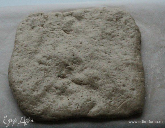 Перевернуть квадрат швом вниз.