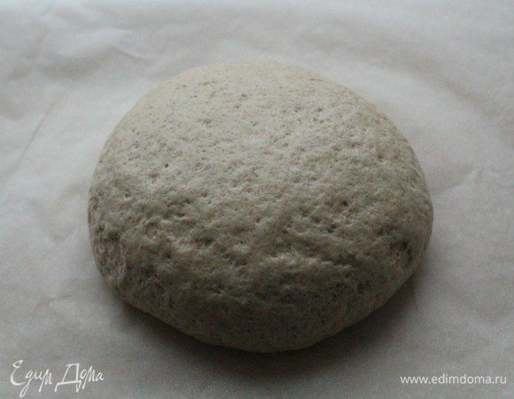 Скатать тесто в шар - обхватить ладонями края квадрата и вертеть , подворачивая края вниз, пока не образуется круглый ком.