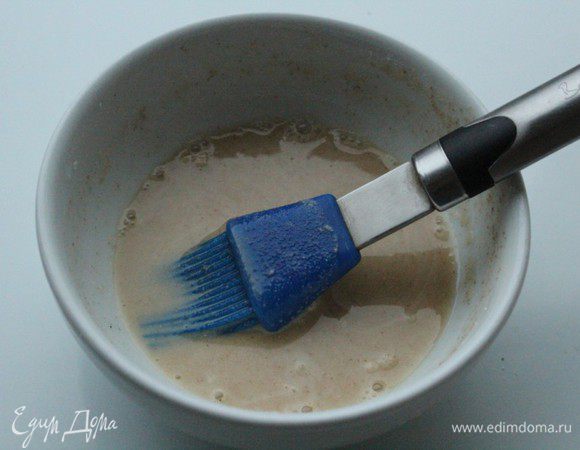 Приготовить обмазку, смешав пиво, муку и сахар.