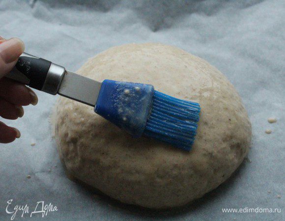 Обмазать хлеб со всех сторон...