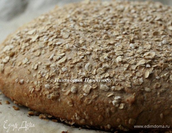 Нагреть духовку до 220 градусов. Выпекать хлеб на среднем уровне  духовки 25 минут. Затем убавить жар до 200 градусов и держать в духовке еще 10 минут... Готовый хлеб при постукивании по дну должен издавать глухой звук.