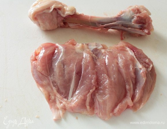 Куриные голени помыть, снять кожу, отделить мясо от косточки.