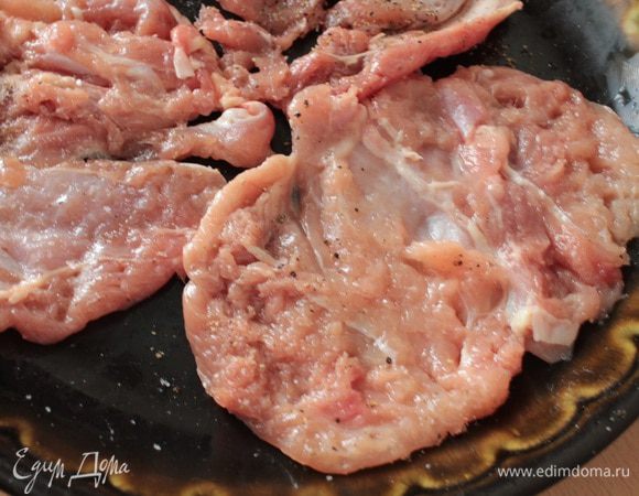 Каждый кусок отбить с двух сторон, посолить, поперчить.