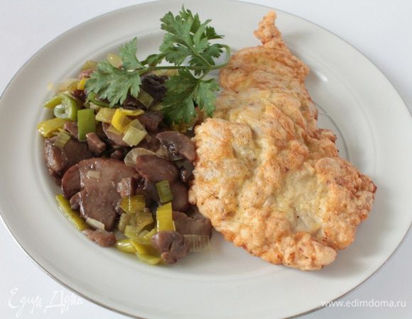 В отдельных тарелочках приготовить взбитое с щепоткой соли и перца крупное яйцо, муку. Каждый кусок мяса обвалять в муке, затем окунуть в яичную смесь и обжарить на небольшом огне в сковороде с растительным маслом до золотистой корочки. Подавать с любым гарниром или овощным салатом. Приятного вам аппетита!