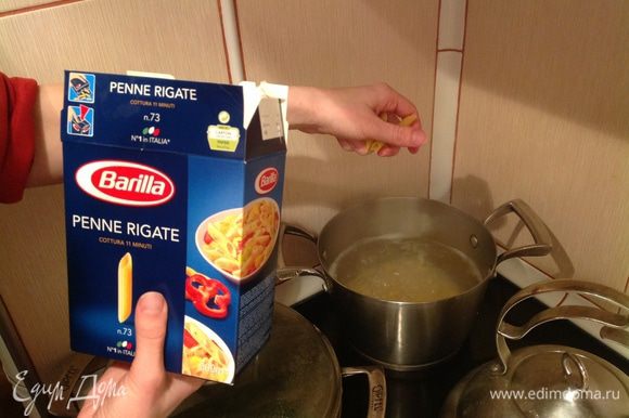 Варим пасту в соответствии с инструкцией, а в сковороде разогреваем замороженный шпинат на среднем огне.