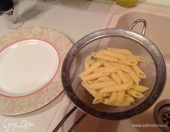 Сливаем пасту.