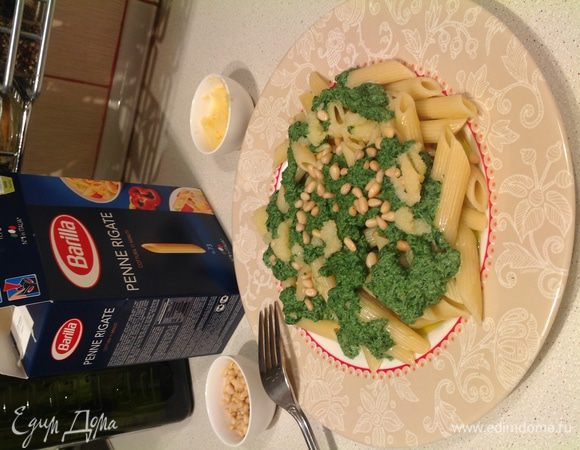 Украшаем икрой мойвы и кедровыми орешками.