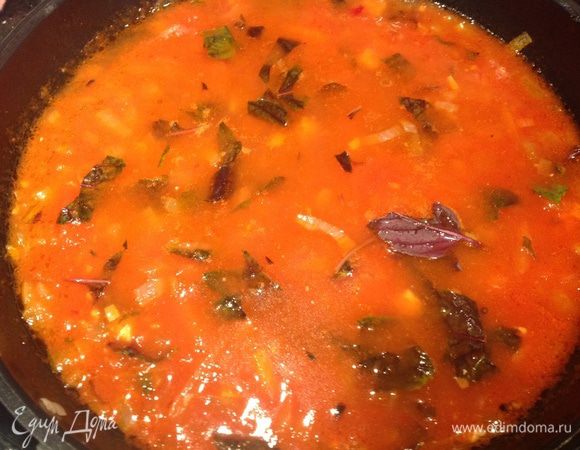 Добавьте томатный сок и 200 мл горячей воды, тушите на медленном огне 10 минут.